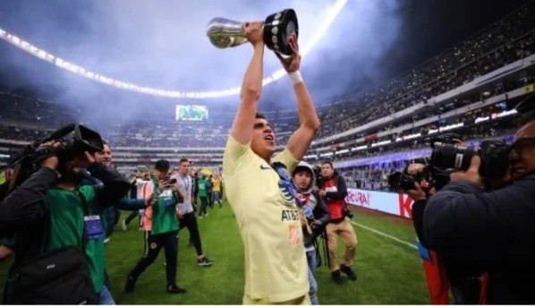 Corona en México levantando una de las copas que visten su palmarés individual. Fuente: Getty Images