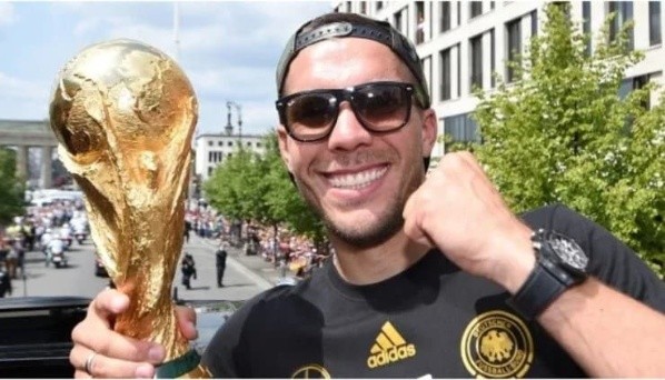 Con la Copa del Mundo en sus manos, el polaco-germano está en el ocaso de su carrera. Fuente: Getty Images