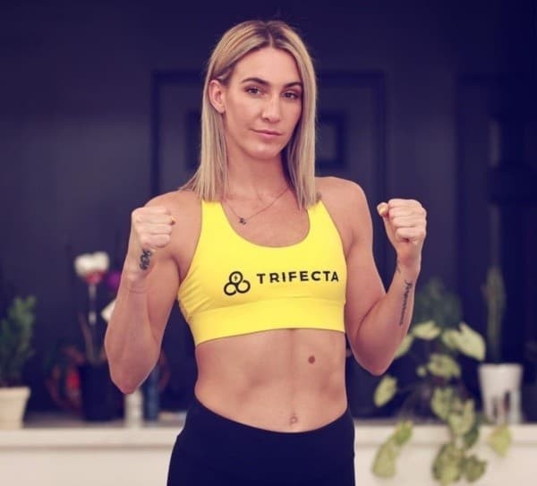 La boxeadora Mayer se destaca arriba del ring como cuando posa para las cámaras. Fuente: Instagram @mikaelamayer