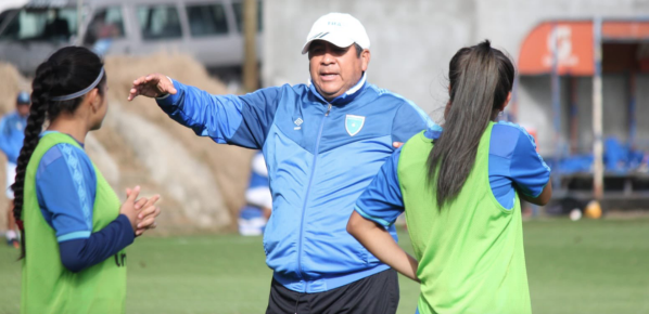 Edy Espinoza explicó por qué convocó a tantas jugadoras de Unifut.