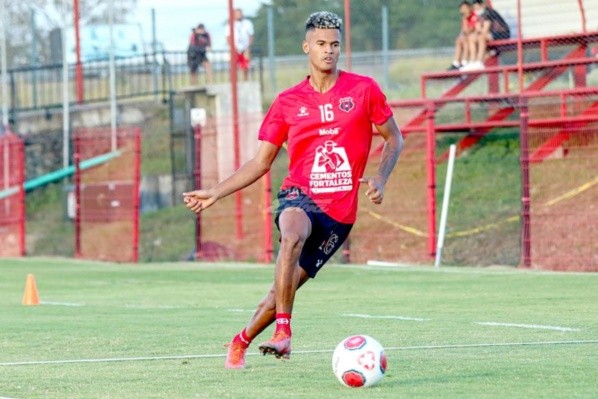 Yael López con Alajuelense (Foto: Diario Extra)