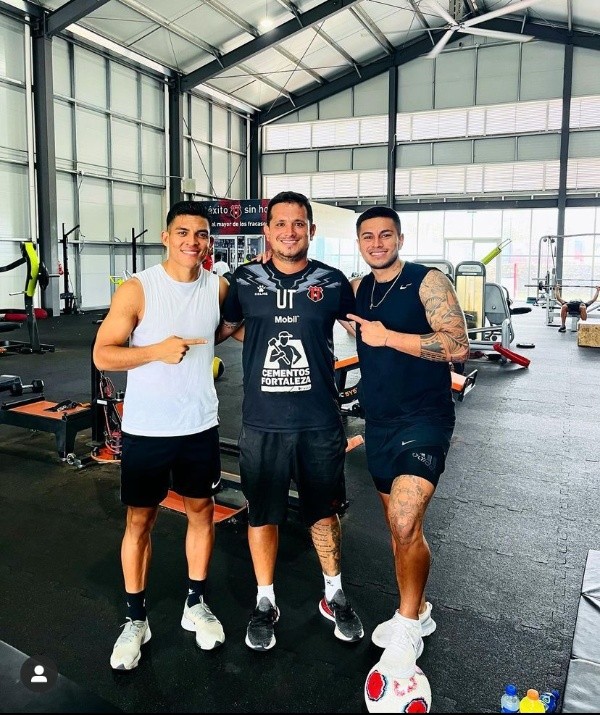 Martínez y Matarrita con Mario Chaves, utilero de Alajuelense