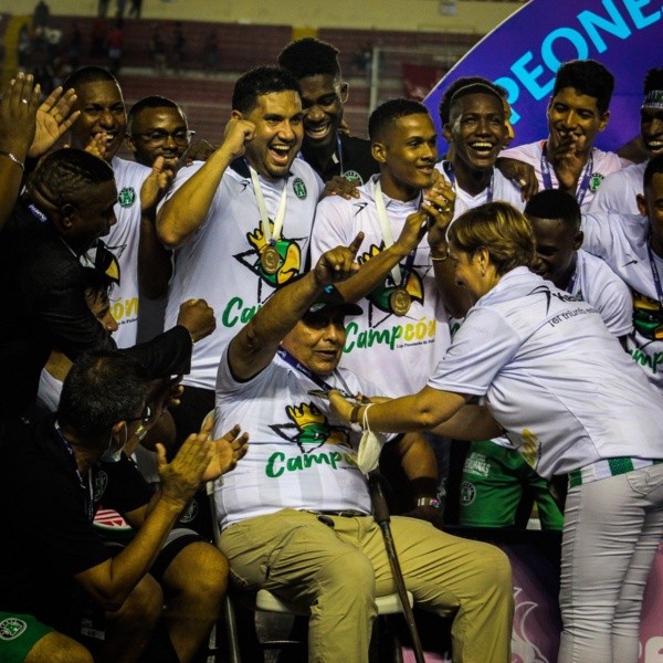 Rubén Cárdenas recibiendo medalla de campeón (Fútbol Centroamérica)
