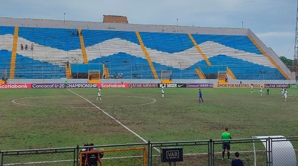 El estado del campo de juego del Estadio Morazán (Foto: Germán Josué Alvarado)
