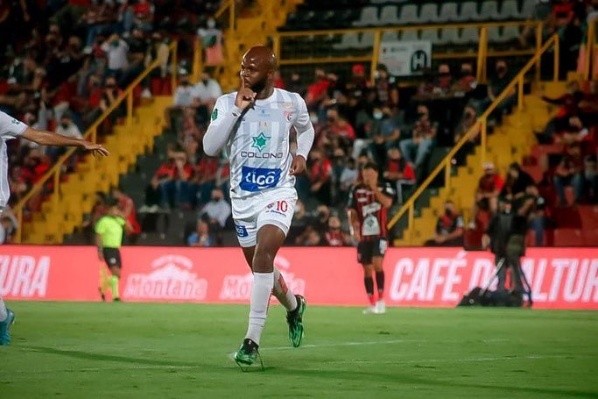 Javon East será futbolista del Saprissa.