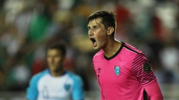 Nicholas Hagen con la camiseta de la Selección de Guatemala