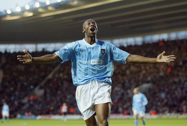 Paulo Wanchope celerando un gol con Manchester City.
