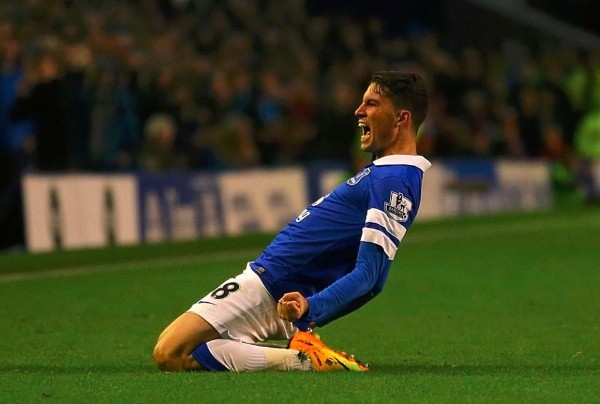 Bryan Oviedo celebra gol con Everton.