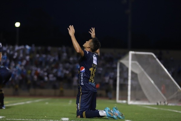 Óscar Santis se lució en la gira de Comunicaciones en Estados Unidos.