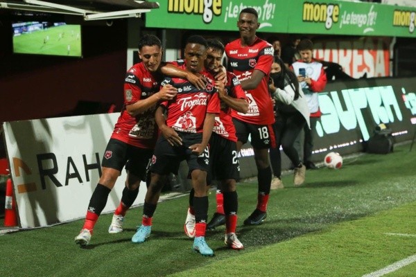 Bryan Félix pasa un gran momento en Alajuelense.