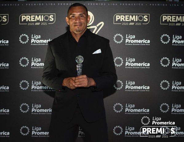 Homenaje de Unafut a Christian Lagos por llegar a los 100 goles