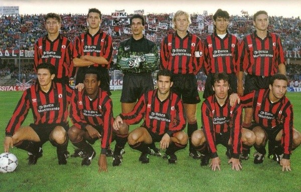 Hernán Medford posa con el resto del Foggia.