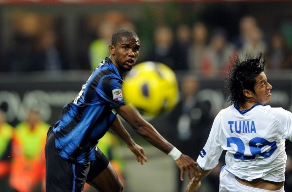 Tuma en disputa con Samuel Eto.
