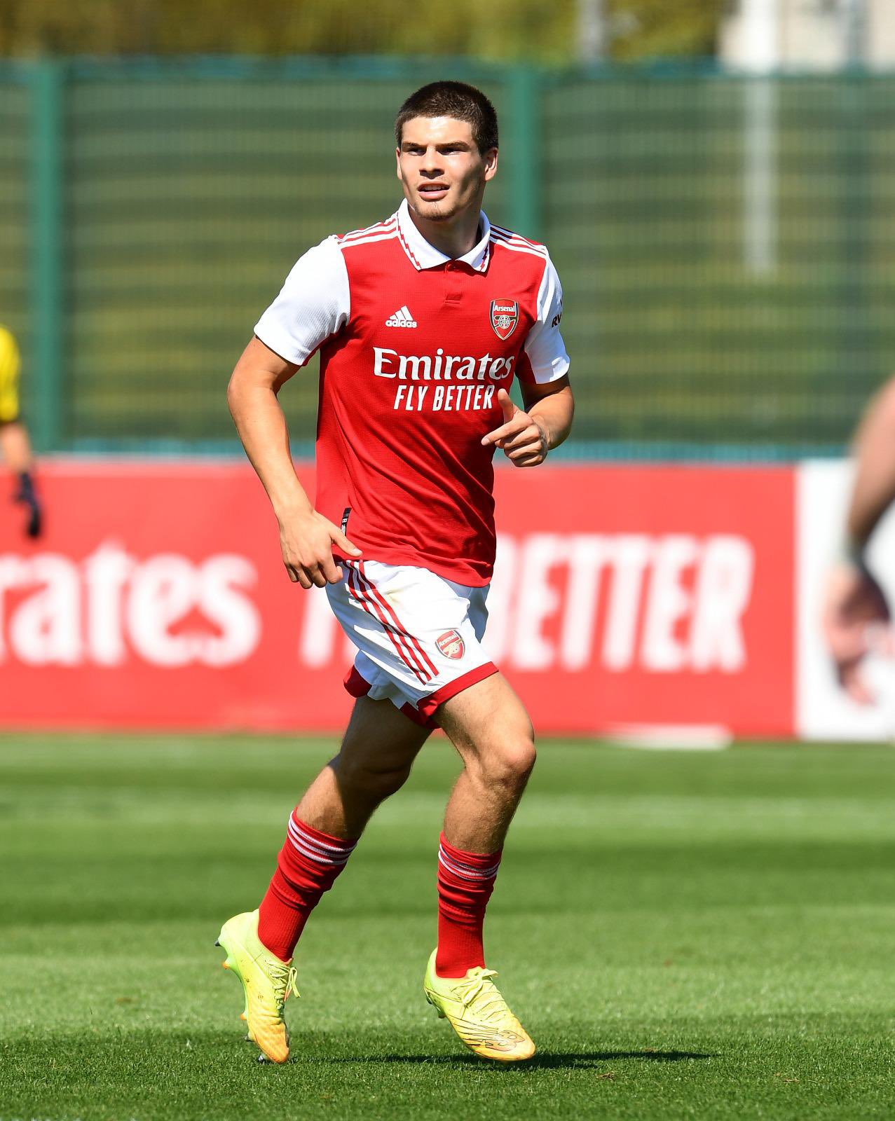 Elián Quesada con la camiseta del Arsenal Sub-28 / Foto: Arsenal