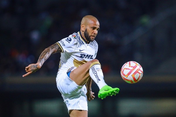 Dani Alves con la camiseta de los Pumas en México / Getty