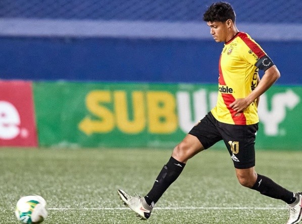 Yeltsin Tejeda con la camiseta de Herediano