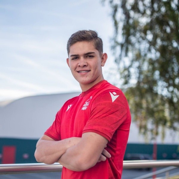 Brandon Aguilera con la camiseta delNottingham Forest