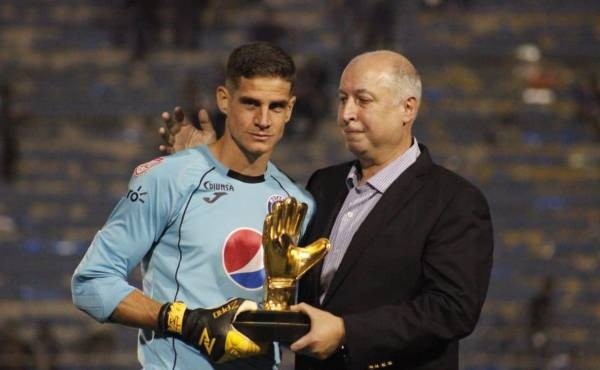 Jonathan Rougier recibiendo el premio a mejor arquero en la Liga Concacaf 2019 (Foto: Liga Concacaf)