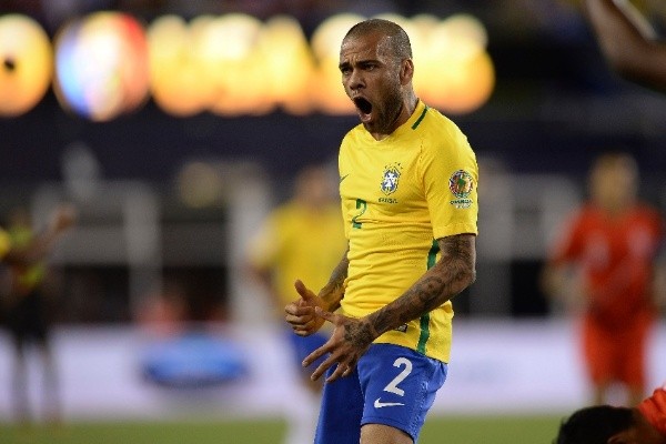 Dani Alves con la Selección de Brasil