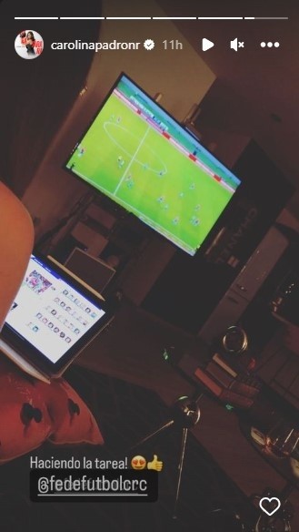 Carolina Padrón viendo el partido entre Costa Rica vs Nigeria