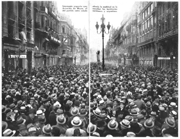 Una multitud escucha por radio el Mundial de 1930 en Avenida de Mayo, pleno centro de Buenos Aires (Foto: Caras y Caretas)