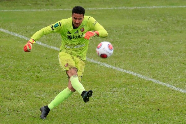 Esteban Alvarado con Herediano