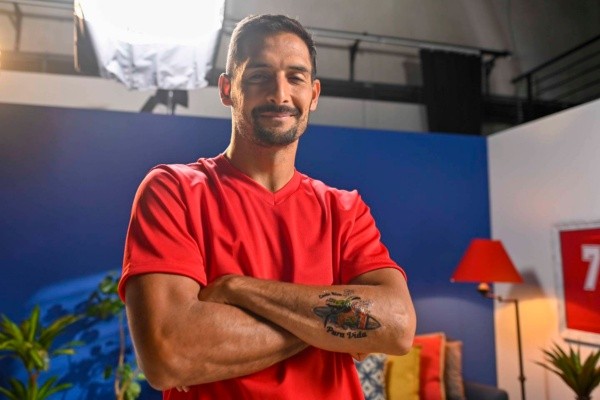 Celso Borges enseñando su tatuaje repartido por el ICT (Foto: ICT)