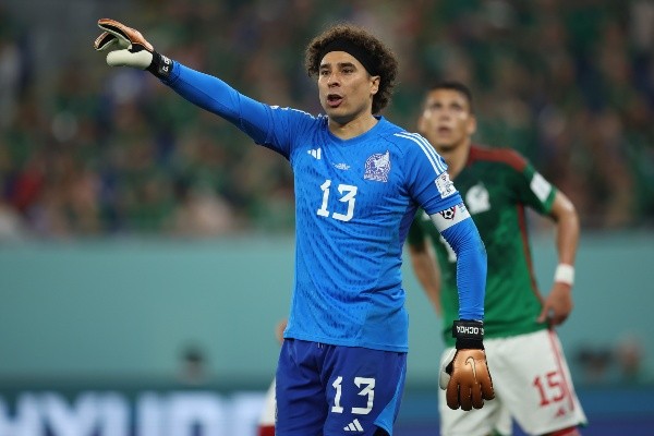 Guillermo Ochoa ante Polonia en el Mundial de Qatar 2022 / Getty