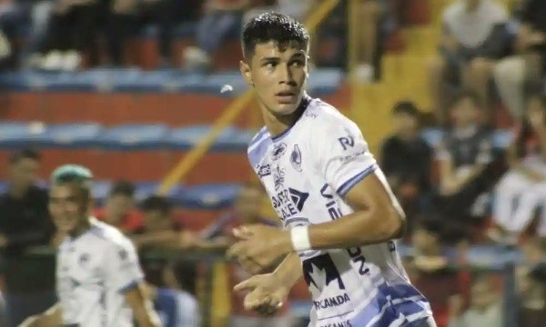 Fernando Lesme con la camiseta de Municipal Grecia