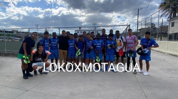 Denil Maldonado junto a las reservas del Motagua (Foto: Locos x Motagua)