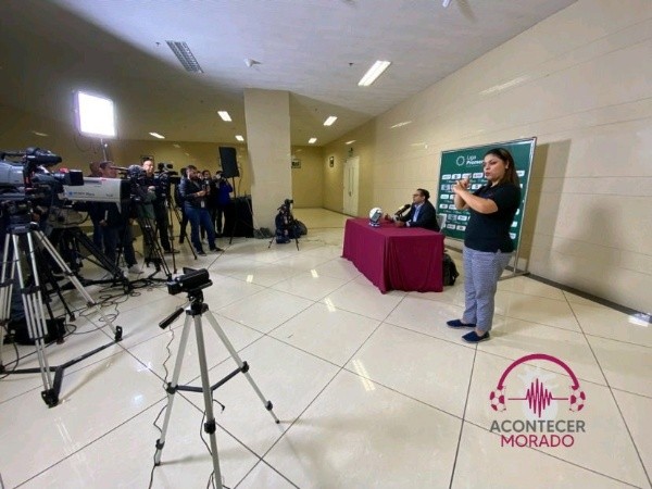 Saprissa añadió a sus conferencias de prensa una intérprete de LESCO (Foto: Acontecer Morado)