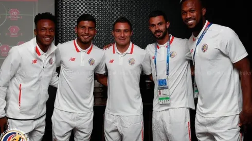 Gutiérrez (centro) fue recibido cordialmente por sus compañeros en el hotel de concentración