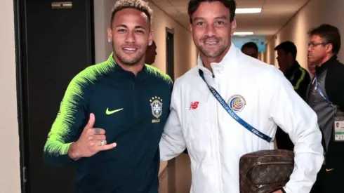 Bolaños le pidió una foto al astro brasileño tras una corta conversación en el pasillo del estadio