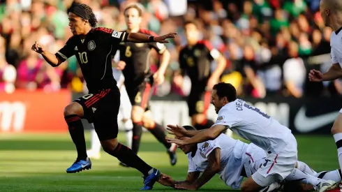 El delantero se escapa de sus rivales en la final de la Copa Oro 2011 ante EEUU (Foto: Getty).